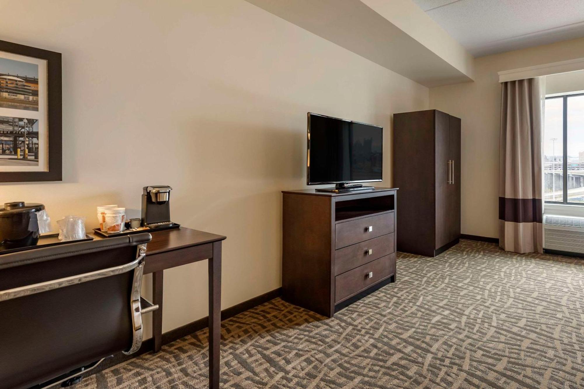 Comfort Inn & Suites Pittsburgh-Northshore Exterior photo