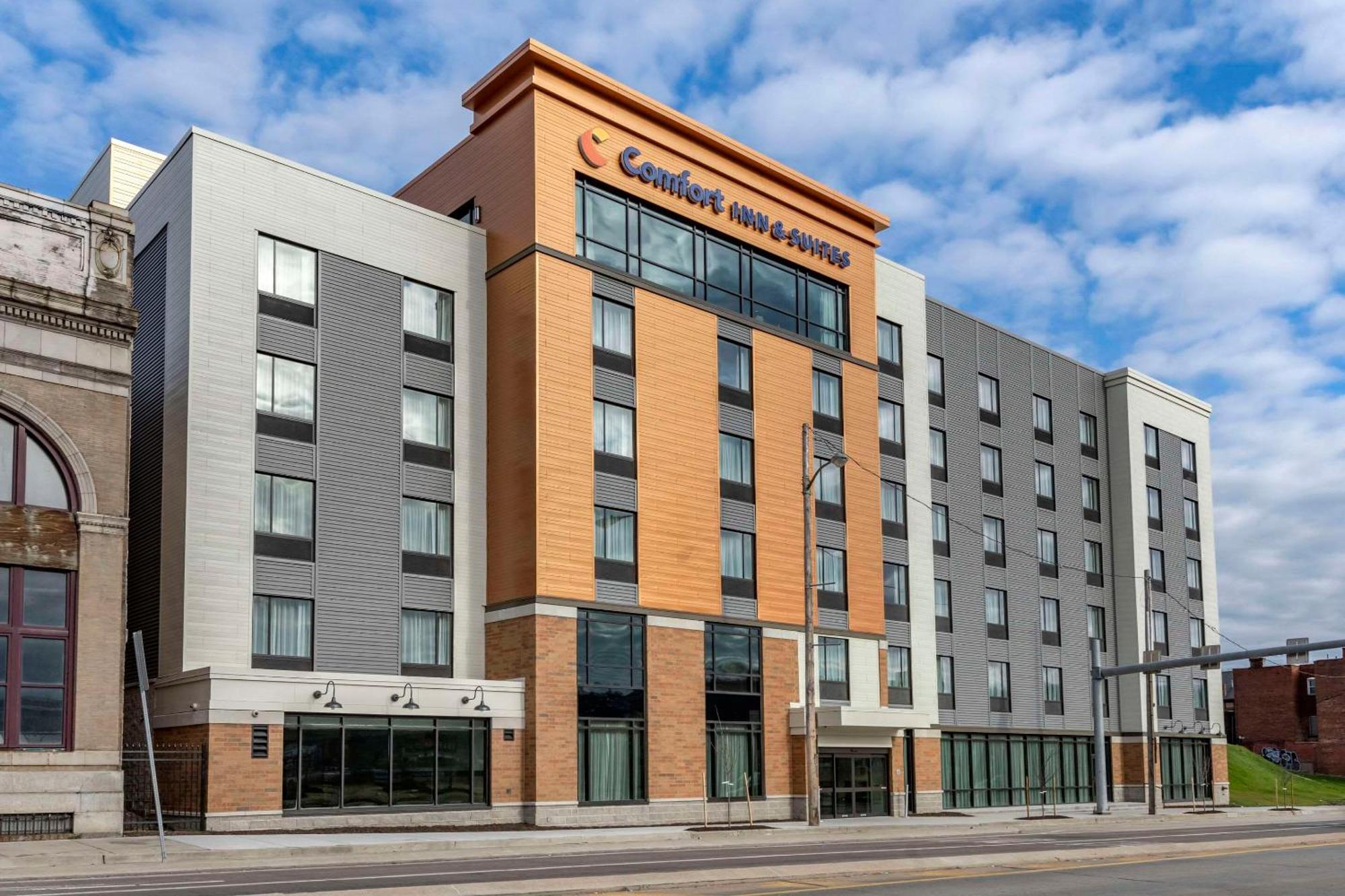 Comfort Inn & Suites Pittsburgh-Northshore Exterior photo